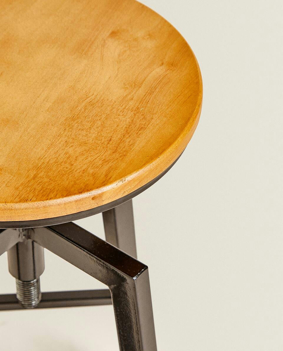 WOODEN AND METAL SWIVEL STOOL